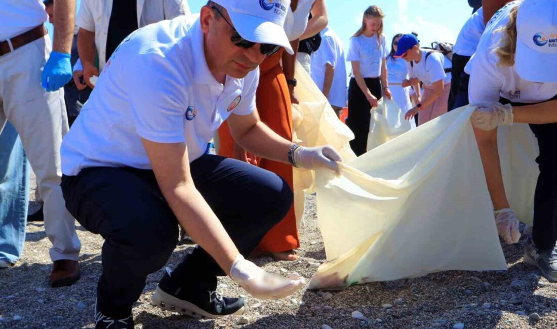 Antalya Valisi Hulusi Şahin ve yüzlerce öğrenci, dünyaca ünlü Konyaaltı