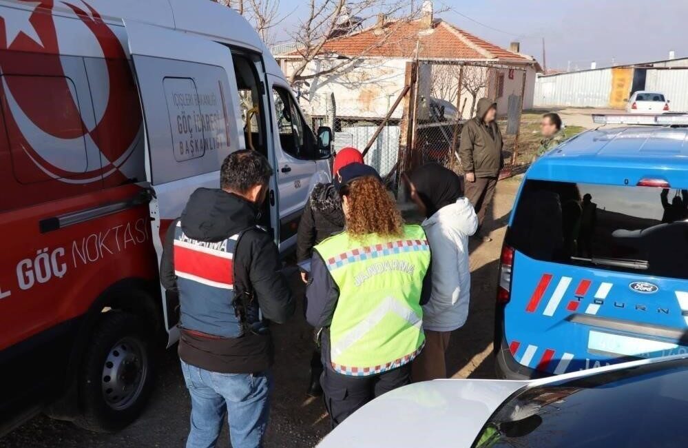 Düzce’de yasa dışı yollarla yurda girdiği tespit edilen 3 düzensiz
