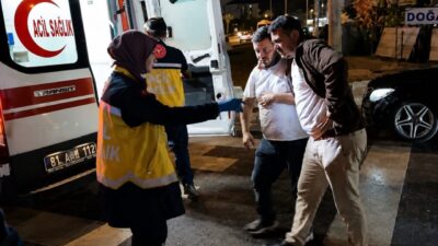Düzce (İHA) – Düzce’de kavşakta iki otomobilin çarpıştığı kazada 5