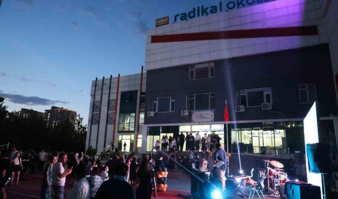 Diyarbakır’da 8’inci sınıf öğrencileri, aileleriyle katıldıkları mezuniyet programında doyasıya eğlenip