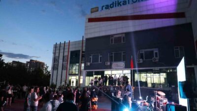 Diyarbakır’da 8’inci sınıf öğrencileri, aileleriyle katıldıkları mezuniyet programında doyasıya eğlenip