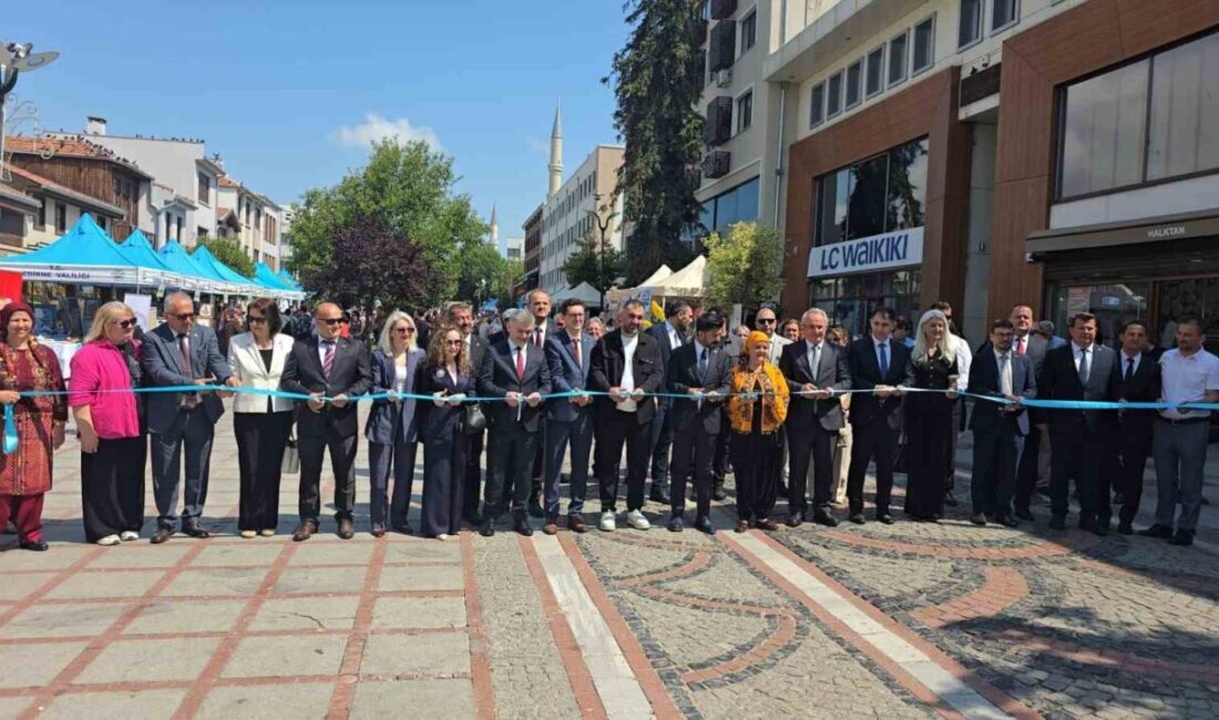 Edirne’de, Hayat Boyu Öğrenme Haftası etkinlikleri çerçevesinde Saraçlar Caddesi’nde oluşturulan