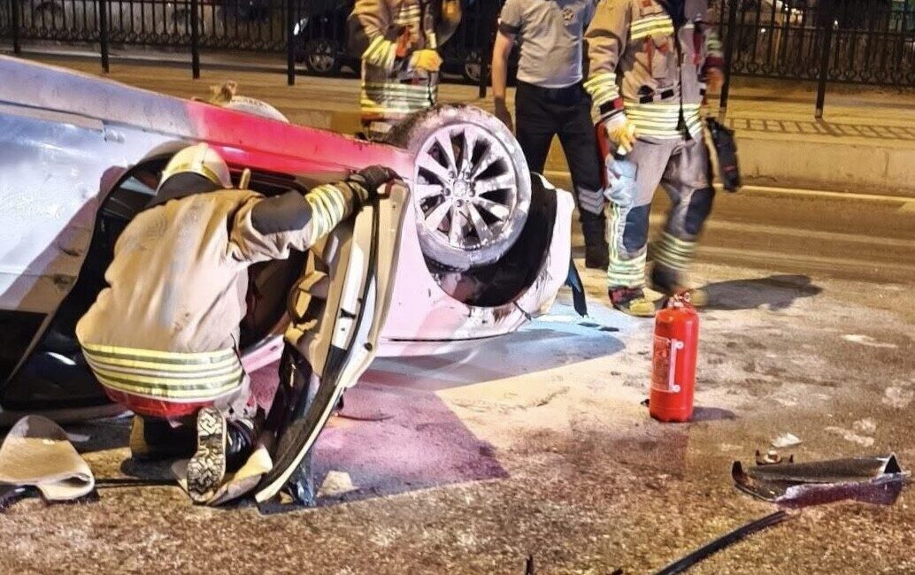 Edirne’de orta refüje çarpıp ters dönen otomobilde 1 kişi yaralandı.