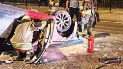 Edirne’de orta refüje çarpıp ters dönen otomobilde 1 kişi yaralandı.