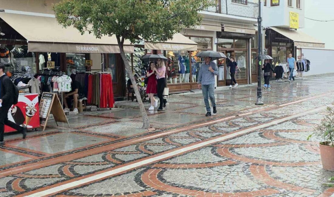 Edirne’de sağanak yağış aralıklarla etkili olurken, şemsiyelerini alan vatandaşlar yağmur
