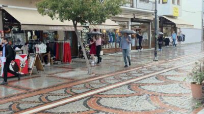 Edirne’de sağanak yağış aralıklarla etkili olurken, şemsiyelerini alan vatandaşlar yağmur