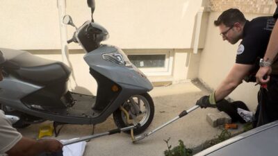 Edirne’de motosiklete giren yılan paniğe sebep oldu. Edirne’nin Meydan Mahallesi’nde