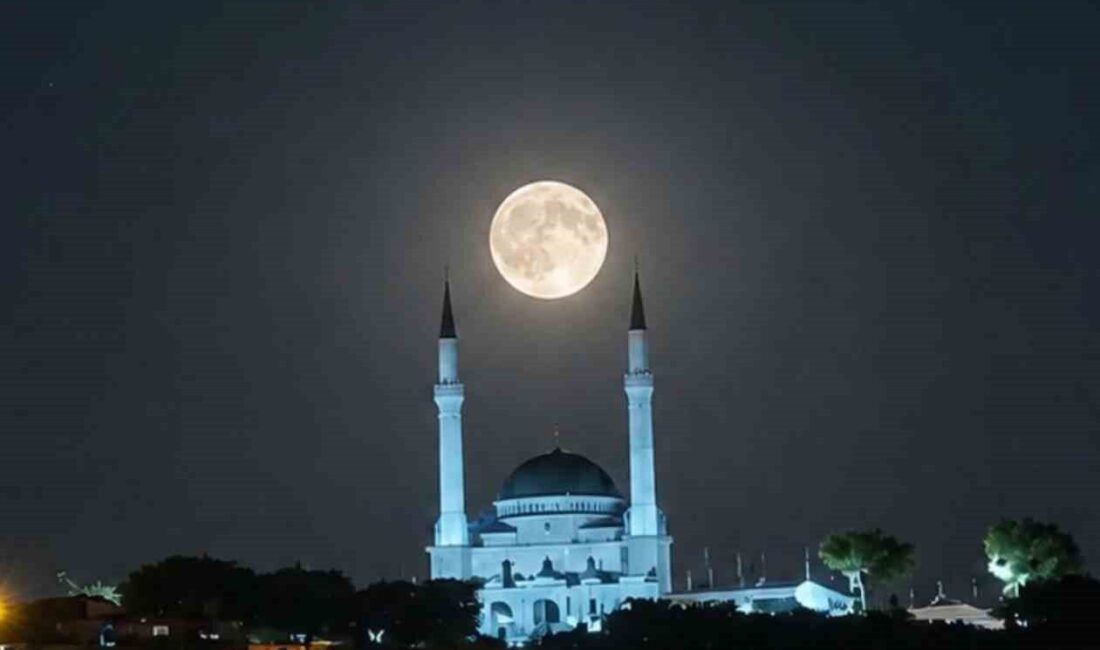 Balıkesir’in Edremit ilçesinde gökyüzünde beliren dolunay, şehrin sembollerinden Edremit Ulu