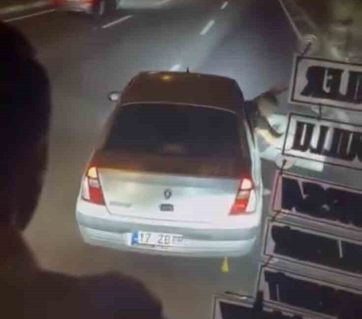 Balıkesir’in Edremit ilçesinde alkollü şekilde yolcu otobüsünün önünü kesip araca