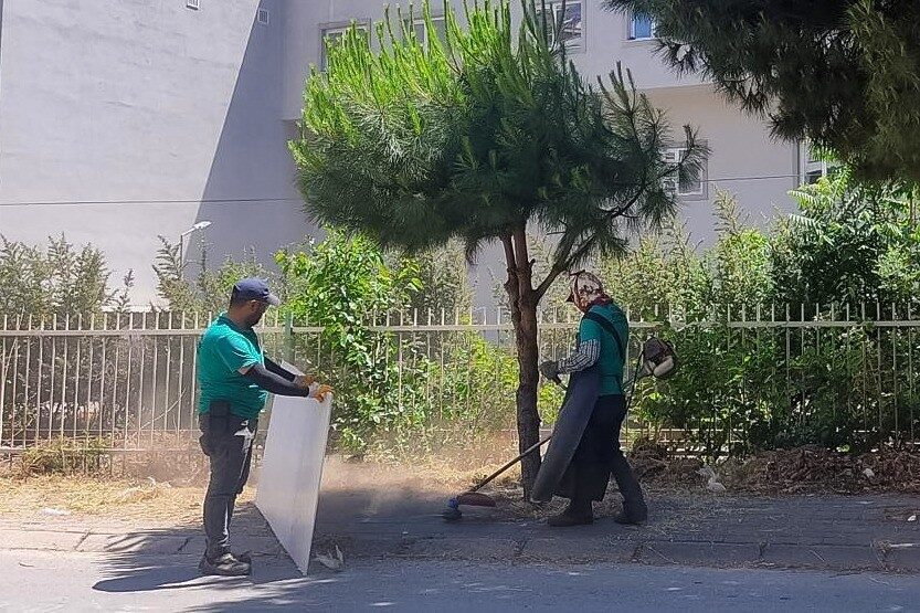 Efeler Belediyesi Park ve Bahçeler Müdürlüğü ekipleri, ilçenin dört bir