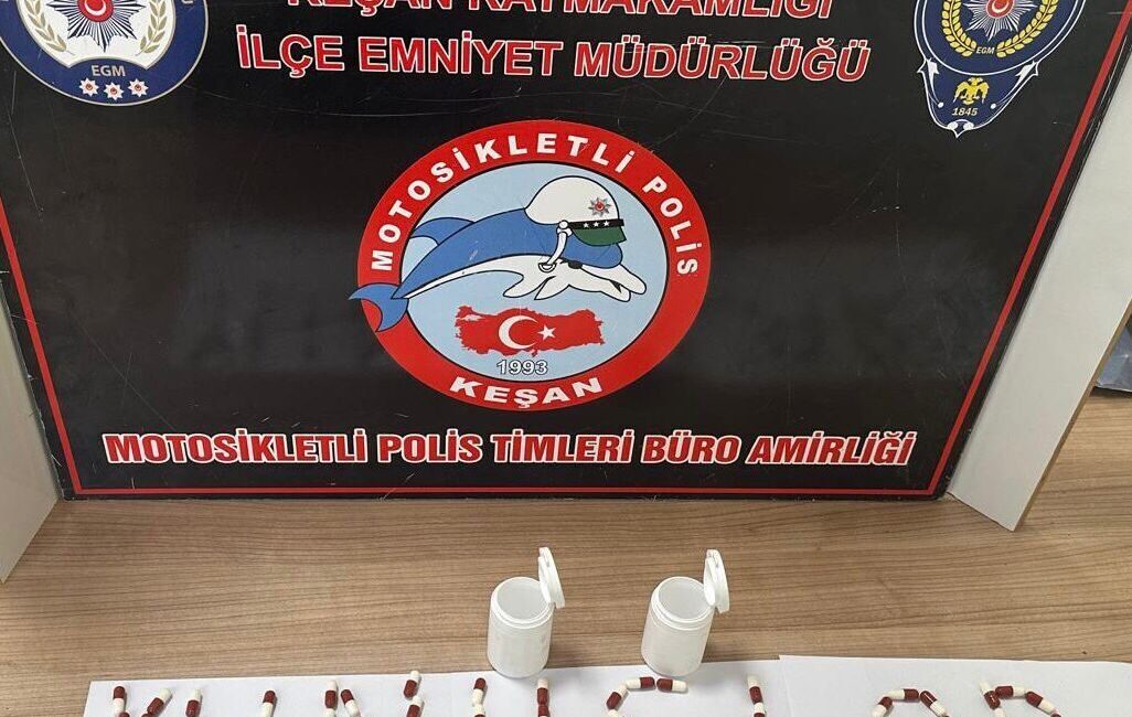 Edirne’nin Keşan ilçe merkezinde plakasız motosiklet kullanan ve üzerinde uyuşturucu