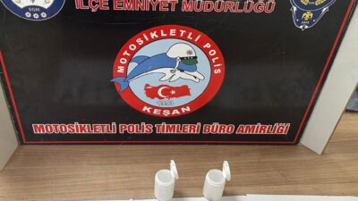 Edirne’nin Keşan ilçe merkezinde plakasız motosiklet kullanan ve üzerinde uyuşturucu