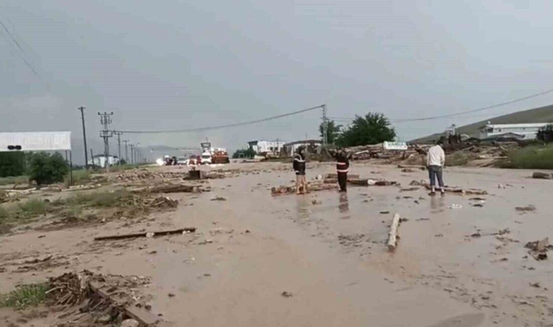 Elazığ’ın Kovancılar ilçesinde etkili olan yağışların yol açtığı sel nedeniyle