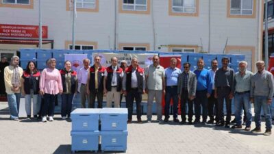 Elazığ’ın Karakoçan ilçesinde 15 arı yetiştiricisine 150 adet kovan dağıtıldı.