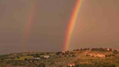Elazığ’ın Ağın ilçesinde oluşan gökkuşağı görsel şölen oluşturdu. Ağın ilçesinde