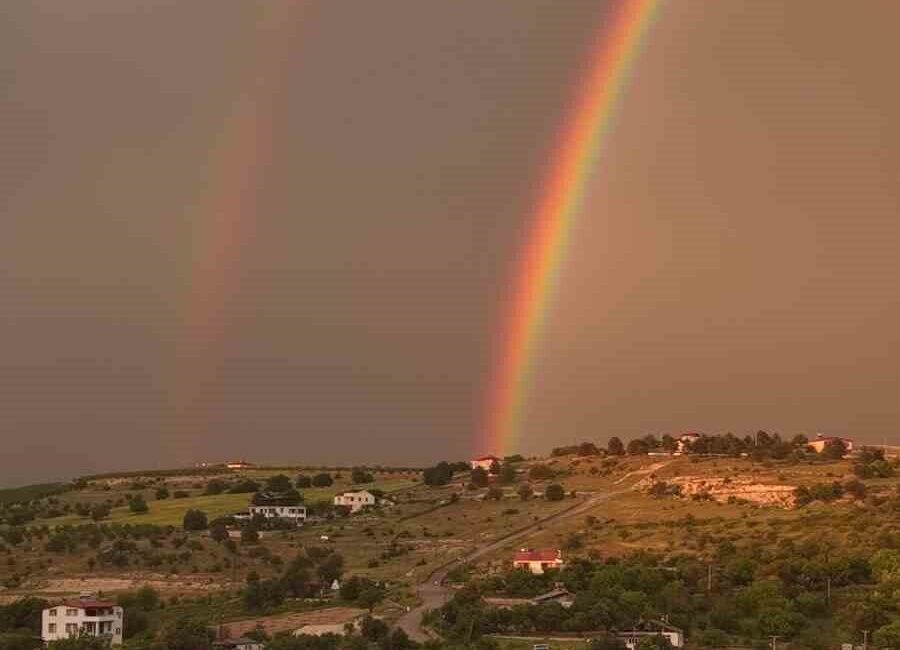 Elazığ’ın Ağın ilçesinde oluşan gökkuşağı görsel şölen oluşturdu. Ağın ilçesinde