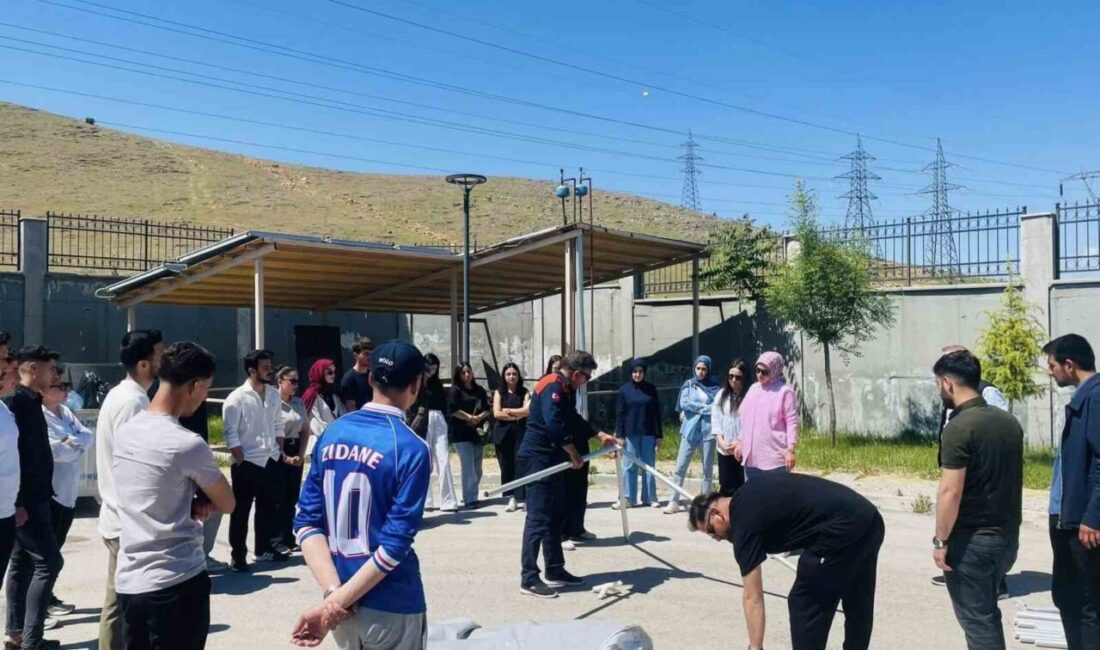 Elazığ İl Afet ve Acil Durum Müdürlüğü tarafından öğrencilere çadır