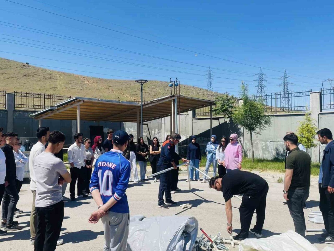 Elazığ İl Afet ve Acil Durum Müdürlüğü tarafından öğrencilere çadır