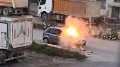 Elazığ’da park halindeki otomobil alev alev yandı. Yangın, vatandaşlar tarafından