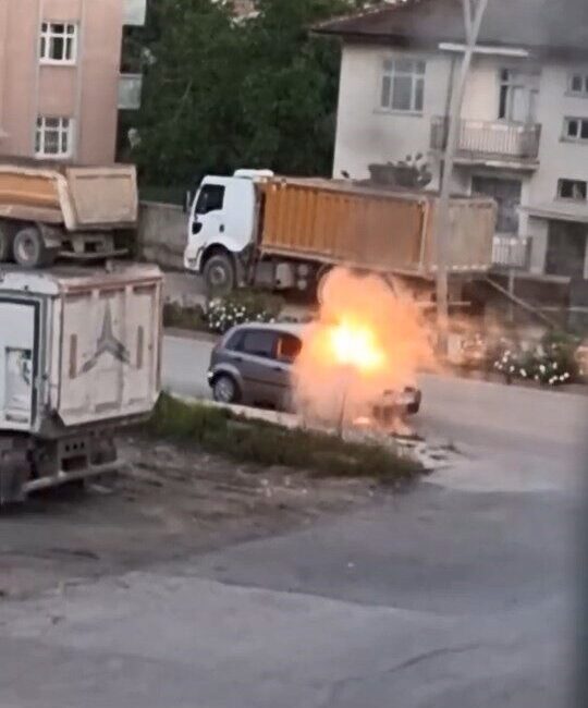 Elazığ’da park halindeki otomobil alev alev yandı. Yangın, vatandaşlar tarafından