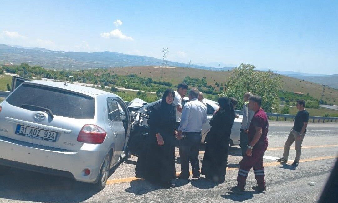 Elazığ’da iki otomobilin çarpışması sonucu meydana gelen kazada 4 kişi
