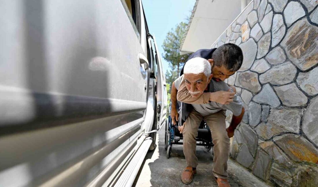 Mersin’de bozuk yol nedeniyle engelli oğlunu sırtında taşımak zorunda kalan