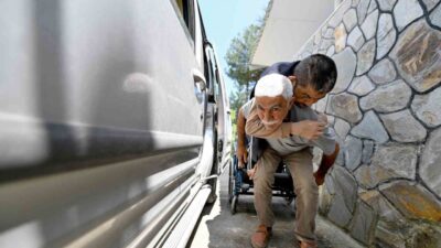 Mersin’de bozuk yol nedeniyle engelli oğlunu sırtında taşımak zorunda kalan