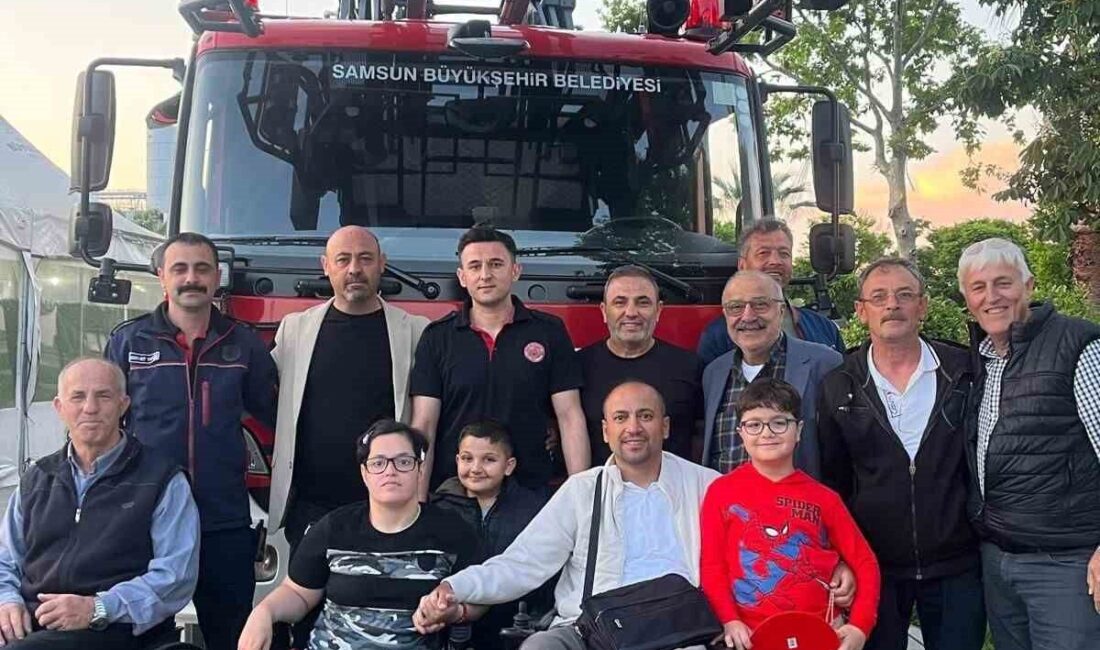 Samsun’da elektrik direğinde bulunan yuvadan düşen yavru kargaya engelli vatandaşlar
