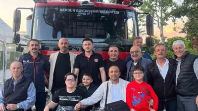 Samsun’da elektrik direğinde bulunan yuvadan düşen yavru kargaya engelli vatandaşlar
