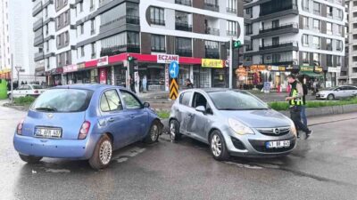 Erzurum’da meydana gelen zincirleme trafik kazasında 3 araç kavşakta birbirine
