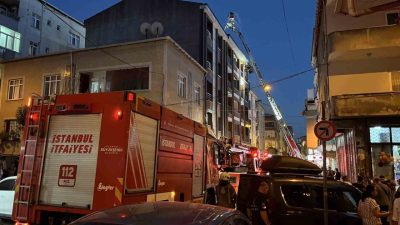 İstanbul Esenler’de 4 katlı binanın en üst katında çıkan yangın,