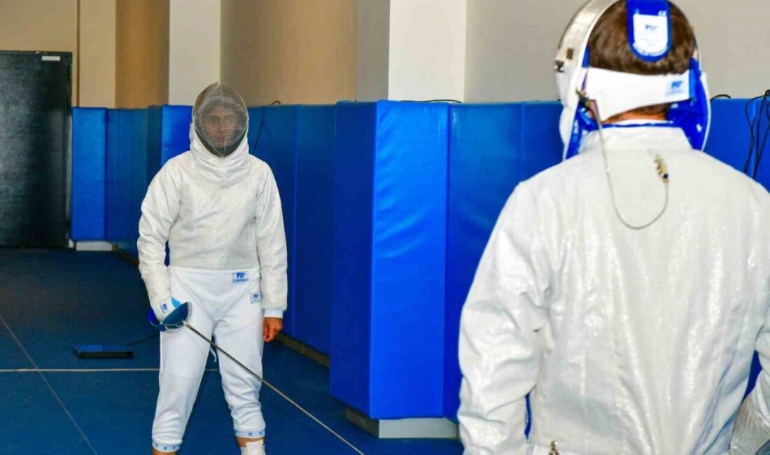 Esenyurt’ta gençler ücretsiz eskrim kurslarıyla hem sportif becerilerini geliştiriyor hem