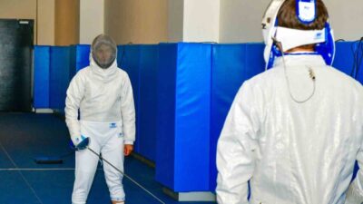 Esenyurt’ta gençler ücretsiz eskrim kurslarıyla hem sportif becerilerini geliştiriyor hem