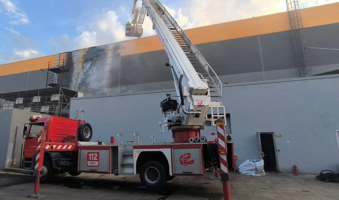 Eskişehir’de bir yalıtım fabrikasına çıkan yangın, itfaiye ekiplerinin hızlı müdahalesi