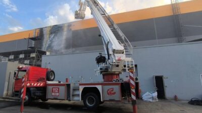 Eskişehir’de bir yalıtım fabrikasına çıkan yangın, itfaiye ekiplerinin hızlı müdahalesi