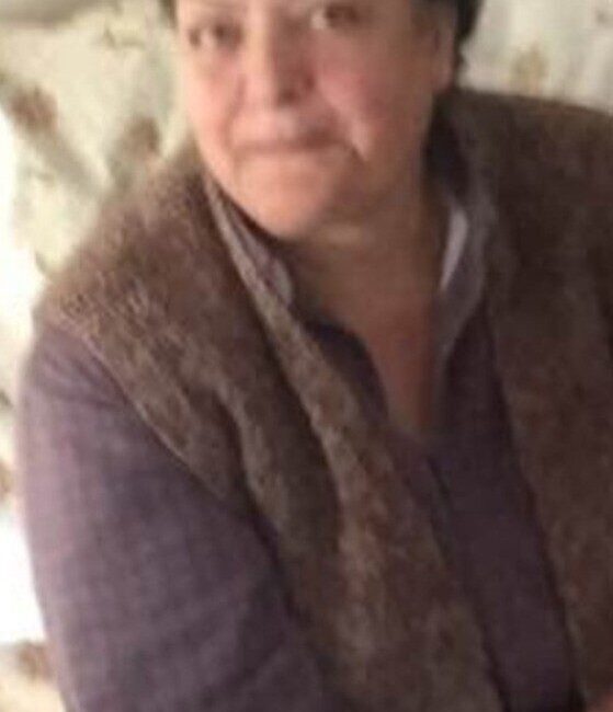 Aydın’ın Kuşadası ilçesinde yalnız yaşayan ve bacağında alçı bulunan 70