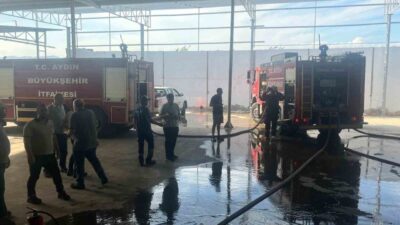 Aydın’ın Nazilli ilçesinde bir fabrikada çıkan yangın itfaiye ekiplerinin müdahalesi