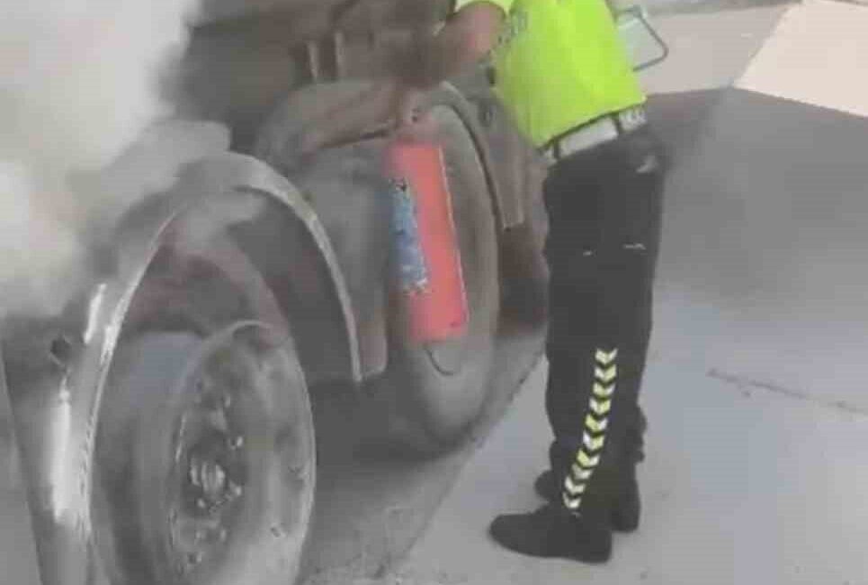 Şanlıurfa’da alev alan dolu yakıt tankerini jandarma ekipleri söndürerek büyük