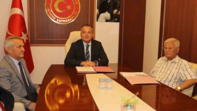 Fethiye’de yaşayan 91 yaşındaki inşaat mühendisi Dinçer Akyalı, annesine verdiği