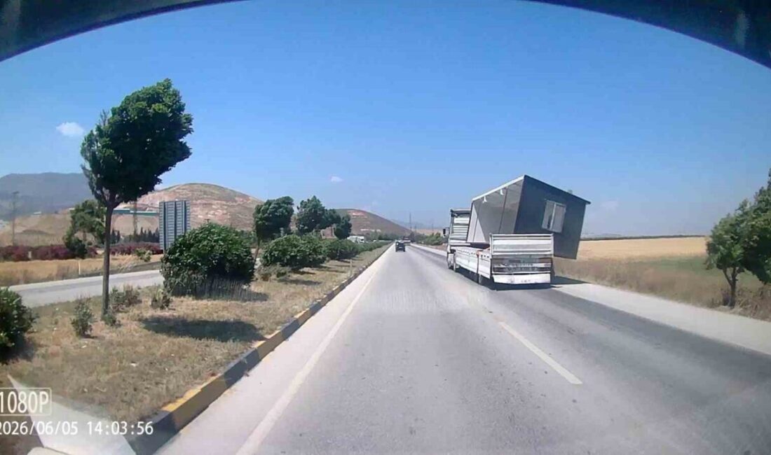 Hatay’da seyir halindeki bir tırın üzerinde taşınan konteyner, fırtınanın etkisiyle