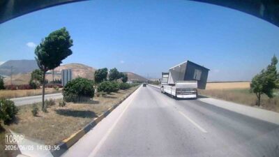 Hatay’da seyir halindeki bir tırın üzerinde taşınan konteyner, fırtınanın etkisiyle