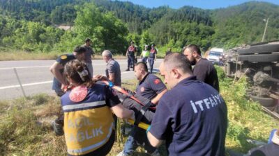 Kastamonu’nun İnebolu ilçesinde freni boşalması neticesinde devrilen kamyonun sürücüsü araçta