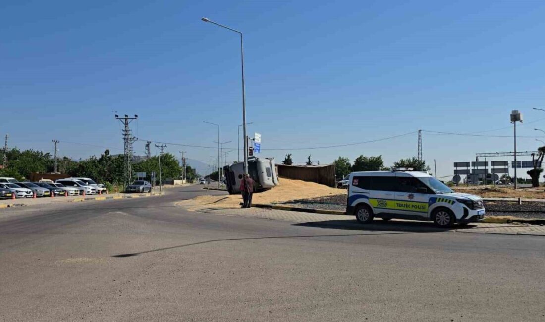 Gaziantep’in İslahiye ilçesinde kavşakta kontrolden çıkan arpa yüklü tır yan