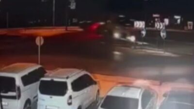 Gaziantep’in İslahiye ilçesinde kavşakta kontrolden çıkan arpa yüklü tırın devrilme