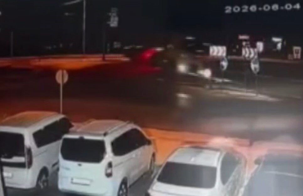 Gaziantep’in İslahiye ilçesinde kavşakta kontrolden çıkan arpa yüklü tırın devrilme