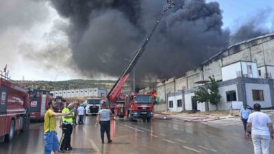 Gaziantep’te bir tekstil fabrikasında yangın çıktı. Kısa sürede büyüyen yangın