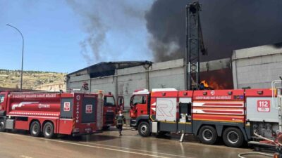 Gaziantep’te bir tekstil fabrikasında çıkan ve kısa sürede büyüyen yangına