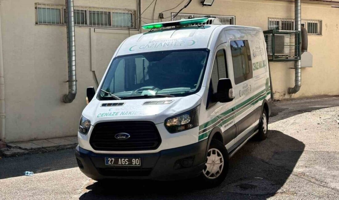 Gaziantep’te direksiyon hakimiyetini kaybederek bariyerlere çarpan 26 yaşındaki motosikletli, savrulduğu