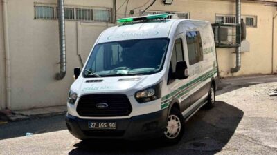 Gaziantep’te direksiyon hakimiyetini kaybederek bariyerlere çarpan 26 yaşındaki motosikletli, savrulduğu