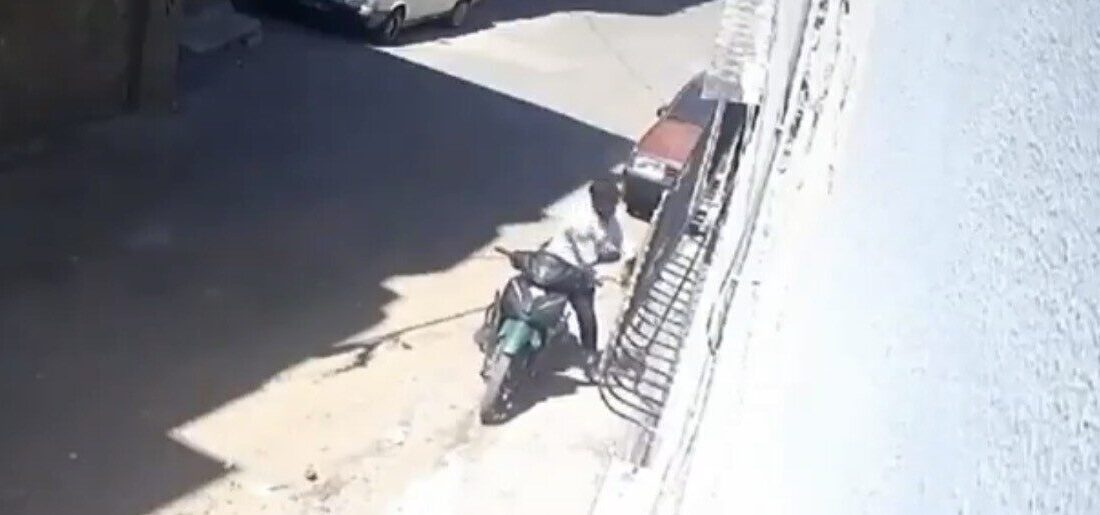 Gaziantep’te motosikletle yanına yanaştığı küçük kızını darbederek saçından sürükleyen baba